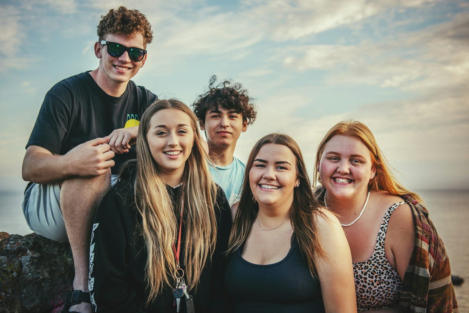 Grupo de jovens a sorrir ao ar livre